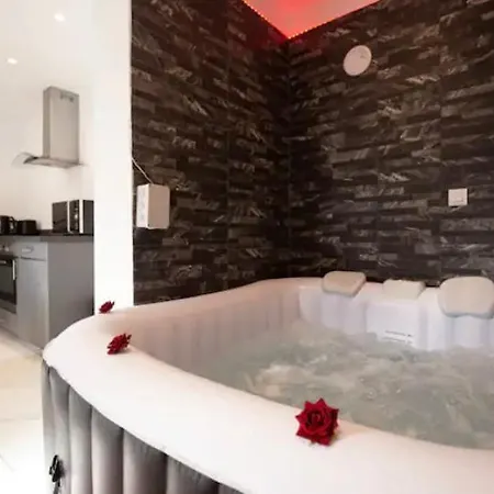La Belle Hirondelle - Jacuzzi Apartment *